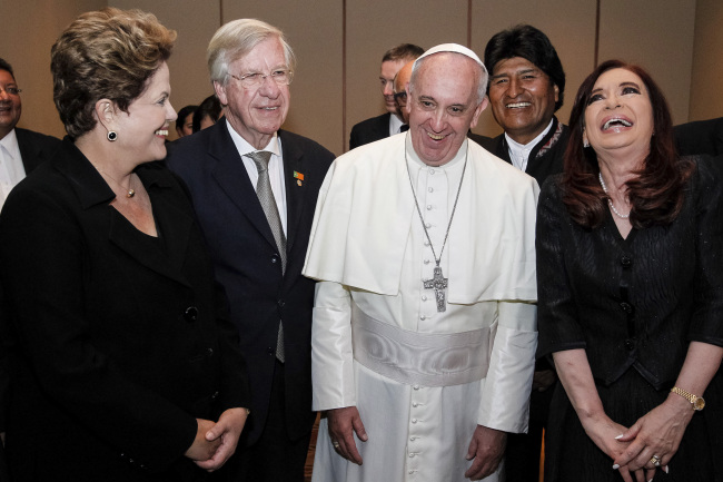 Pope Francis meets with Brazil’s President Dilma Rousseff (left), Uruguay’s Vice President Danilo Astori (second from left), Bolivia’s President Evo Morales (second from right) and Argentina’s President Cristina Fernandez (right) in Rio de Janeiro, Brazil, Sunday.   AP-Yonhap News