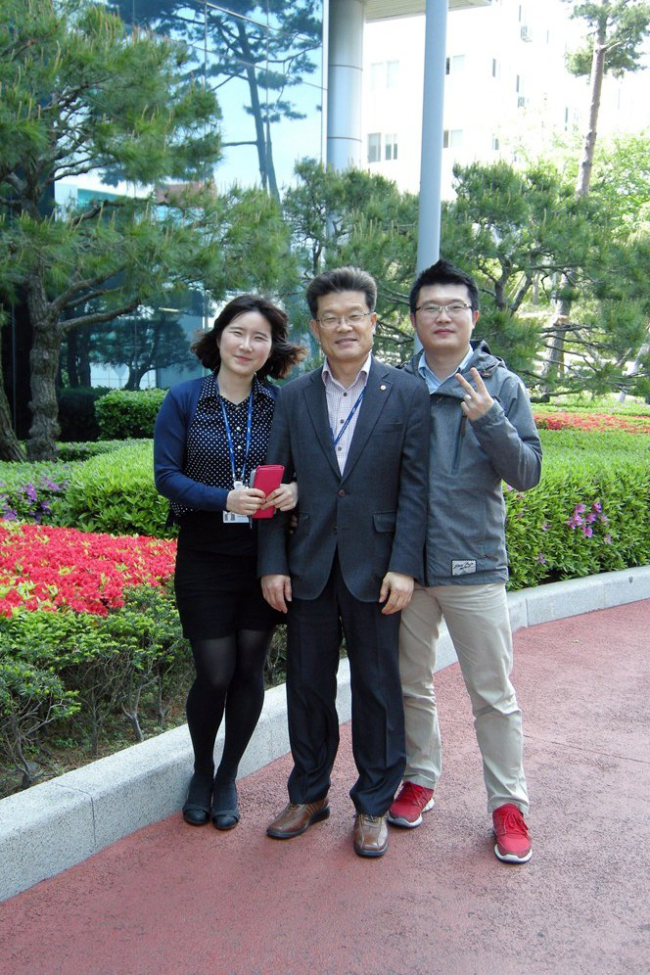 2011년 대한민국 명장에 선정된 정운곤 삼성중공업 거제조선소 파트장이 지난 해 삼성중공업에 입사한 아들 준호 씨, 딸 효이 씨와 함께 웃고 있다.  [사진제공=삼성중공업]
2011년 대한민국 명장에 선정된 정운곤 삼성중공업 거제조선소 파트장이 지난 해 삼성중공업에 입사한 아들 준호 씨, 딸 효이 씨와 함께 웃고 있다.  [사진제공=삼성중공업]
