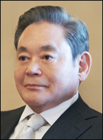 이건희(기업인/국제기관단체인/삼성전자회장)
이건희<사진> 삼성전자 회장이 서울 서초동 삼성전자 사옥으로 출근했다. 사옥 집무실을 찾은 것은 두 달 만이다.