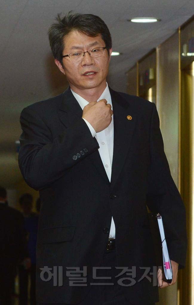 류길재(정무직공무원/전교수/통일부장관)
30일 오전 세종로 정부청사에서 정홍원 국무총리 주재로 국무회의가 열렸다. 류길재 통일부장관을 회의장으로 들어서며 셔츠의 단추를 풀고 있다.