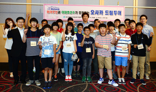 이대호(야구선수/오릭스버팔로스내야수)
에어부산이 지역항공사의 특성을 살리는 사회공헌 활동을 강화하고 있다. 부산과 일본 등 주요 취항지역을 중심으로 항공사의 특성을 십분 활용했다. 천편일률적인 사회공헌에서 벗어나 지역항공사의 장점을 극대화한, 특별한 에어부산만의 사회공헌이다.