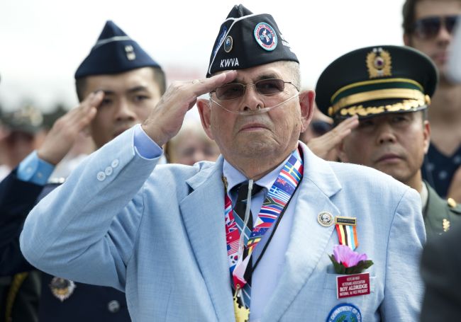 Roy Aldridge of the Korean War Veterans Association salutes during a ceremony to commemorate the 60th anniversary of the signing of the Armistice that ended the Korean War, at the Korean War Veterans Memorial in Washington, D.C., on Saturday.   AFP-Yonhap News