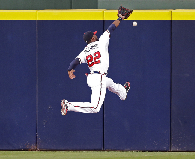 마이클커다이어(MichaelCuddyer/야구선수/콜로라도로키스외야수)
A two-run triple by the Colorado Rockies’ Michael Cuddyer gets past the Atlanta Braves’ Jason Heyward in the third inning on Monday.   AP-Yonhap News