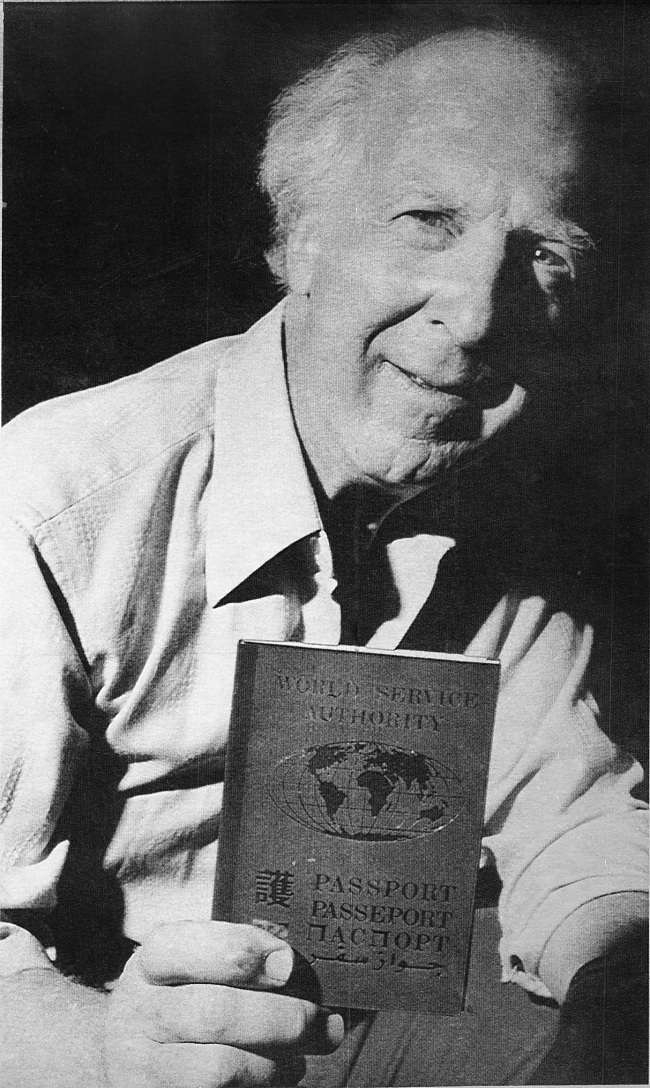 <YONHAP PHOTO-0128> FILE - In this Sept. 13, 1988 file photo, Garry Davis, who renounced his U.S. citizenship in 1948 and for the next six decades led a movement for global citizenship, holds a passports issued by the World Service Authority, a non-profit group he founded in 1954 to help promote his goal of a world with no borders.The World Service Authority confirmed Davis died Wednesday, July 24, 2013 in Williston, Vt., at the age of 91. (AP Photo, File)/2013-07-30 05:18:44/ <저작권자 ⓒ 1980-2013 ㈜연합뉴스. 무단 전재 재배포 금지.>
Garry Davis   AP-Yonhap News