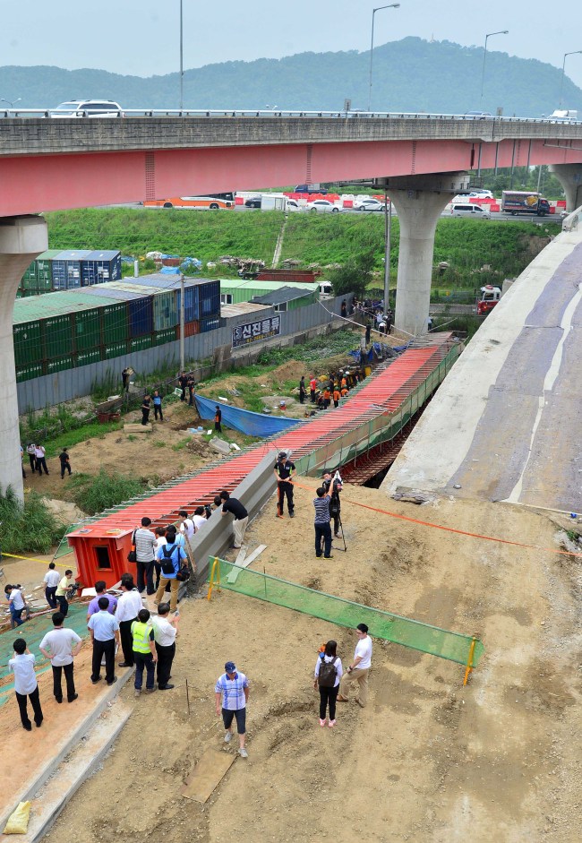 Emergency services personnel respond to a construction accident at Banghwa Bridge in Seoul on Tuesday. (Related story on Page 3)   Lee Sang-sub/The Korea Herald