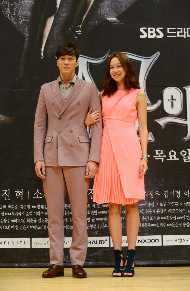 소지섭(탤런트/영화배우),공효진(영화배우/탤런트)
30일 오후 서울시 양천구 목1동 SBS사옥에서 열린 SBS 새 수목드라마 ‘주군의 태양’ 제작발표회에서 배우 소지섭,공효진이 포토타임을 갖고 있다.