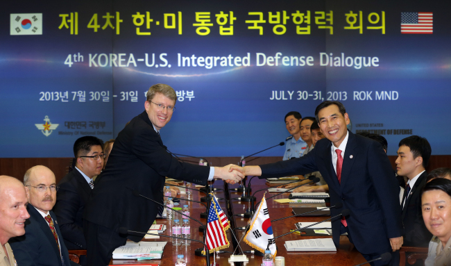 South Korea’s Deputy Defense Minister for Policy Lim Kwan-bin (right) and U.S. Deputy Assistant Secretary for East Asia David Helve shake hands during the Korea-U.S. Integrated Defense Dialogue in Seoul on Tuesday.   Yonhap News