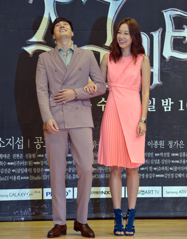 소지섭(탤런트/영화배우),공효진(영화배우/탤런트)
30일 오후 서울시 양천구 목1동 SBS사옥에서 열린 SBS 새 수목드라마 ‘주군의 태양’ 제작발표회에서 배우 소지섭,공효진이 포토타임을 갖고 있다.