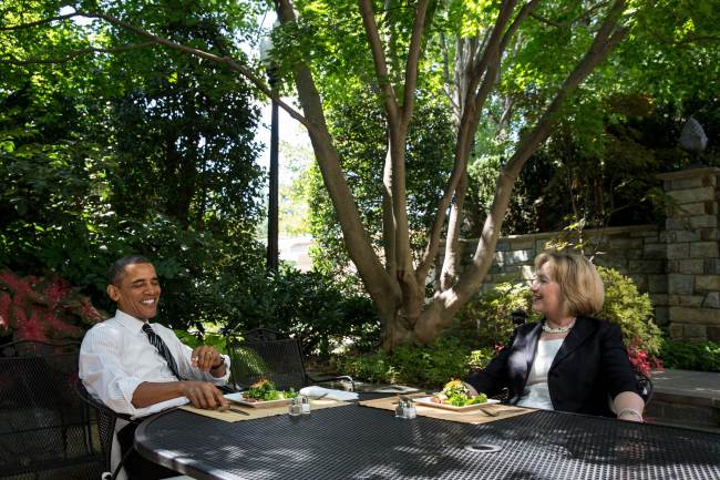 U.S. President Barack Obama has lunch with former Secretary of State Hillary Rodham Clinton on the patio outside the Oval Office at the White House in Washington on Monday.   AFP-Yonhap News