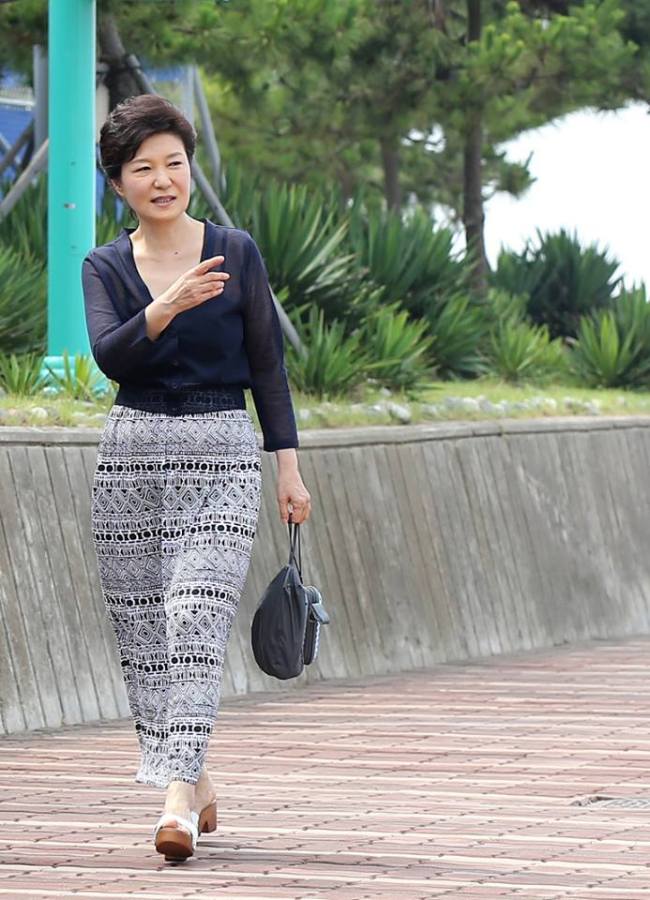 박근혜(대통령/대한민국대통령)
대통령 취임 5개월여 만에 달콤한 휴식을 갖고 있는 박근혜 대통령이 30일 휴가지 저도에서의 일상을 공개했다.