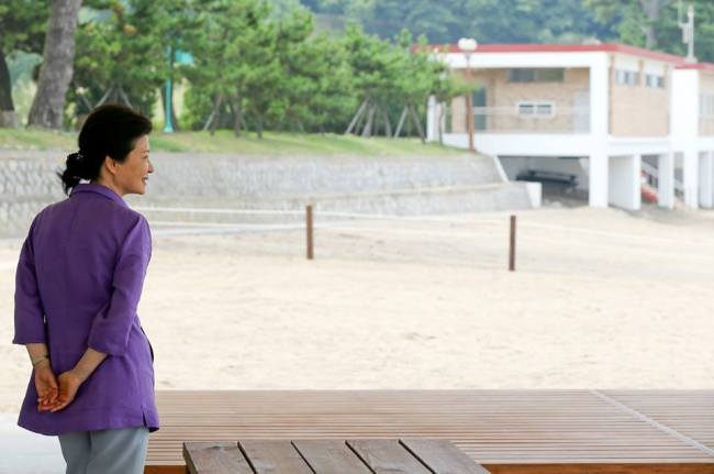 박근혜(대통령/대한민국대통령)
대통령 취임 5개월여 만에 달콤한 휴식을 갖고 있는 박근혜 대통령이 30일 휴가지 저도에서의 일상을 공개했다.