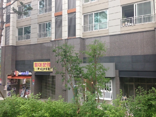 임차인을 모집하고 있는 서울 뉴타운 지역 단지내 상가.