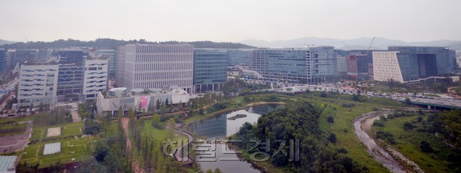 판교테크노밸리<br />김명섭 기자  msiron@heraldcorp.com
한게임, 엔씨소프트 등 대형 게임기업들까지 판교에 입주하면서 ‘판교테크노밸리’가 한국형 실리콘밸리로 거듭나고 있다. 창조경제의 모델로 거듭난 판교에 대해 3만여명의 IT업계 종사자들이 출퇴근하는 도시인 만큼 정부의 다양한 지원도 요구되고 있다.  김명섭 기자/msiron@