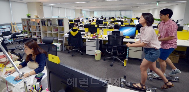 회사내에서 킥보드로 이동하는 카카오 직원들<br />김명섭 기자 msiron@heraldcorp.com
판교실리콘밸리는 열정 넘치는 젊은이들로 가득하다. 입주 기업은 창의와 자율, 자유로움이 넘친다. 창조경제의 모델로 거듭나고 있는 원동력이다. 국내 대표 모바일기업 카카오에서는 직원들이 회사 내에서 이동할 때 킥보드를 타고 돌아다니기도 한다. 창조경제의 원천인 끼, 에너지의 자유스런 방출이 아닐 수 없다.  김명섭 기자/msiron@