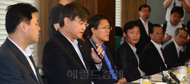 31일 오전 서울 서초구 반포동에 위치한 팔래스호텔에서 서승환 국토교통부장관과 건설, 주택업계사장단들이 참석한 가운데 국토부와 건설업계 조찬간담회가 열렸다.<br />이상섭 기자. babtong@heraldcorp.com 2013.07.31
31일 오전 서울 서초구 반포동에 위치한 팔래스호텔에서 서승환 국토교통부장관과 건설, 주택업계사장단들이 참석한 가운데 국토부와 건설업계 조찬간담회가 열렸다.
이상섭 기자. babtong@heraldcorp.com 2013.07.31
31일 서울 팔레스호텔에서 열린 ‘국토교통부와 주택업계 CEO 조찬간담회’에서 서승환 장관이 다주택자 양도세 중과폐지와 분양가 상한제 신축 운영 등 추가 대책이 필요하다는 주택 및 건설업계 사장단의 요구에 화답하고 있다. 이상섭 기자/babtong@heraldcorp.com