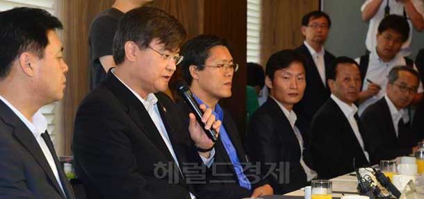 서승환(정무직공무원/전교수/국토교통부장관)
31일 오전 서울 서초구 반포동에 위치한 팔래스호텔에서 서승환 국토교통부장관과 건설주택업계사장단들이 참석한 가운데 ‘4·1부동산 대책 후속조치와 관련한 주택건설업계 사장단 조찬 간담회’가 열렸다.