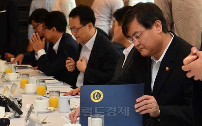 서승환(정무직공무원/전교수/국토교통부장관)
31일 오전 서울 서초구 반포동에 위치한 팔래스호텔에서 서승환 국토교통부장관과 건설주택업계사장단들이 참석한 가운데 ‘4·1부동산 대책 후속조치와 관련한 주택건설업계 사장단 조찬 간담회’가 열렸다.