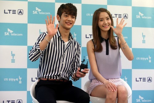 민호(최민호/가수/샤이니),윤아(임윤아/가수/탤런트/소녀시대)
걸그룹 소녀시대 윤아가 샤이니 민호와 함께 남자고등학교를 방문했다.