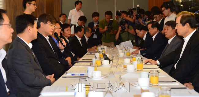 31일 오전 서울 서초구 반포동에 위치한 팔래스호텔에서 서승환 국토교통부장관과 건설, 주택업계사장단들이 참석한 가운데 국토부와 건설업계 조찬간담회가 열렸다.<br />이상섭 기자. babtong@heraldcorp.com 2013.07.31
31일 오전 서울 서초구 반포동에 위치한 팔래스호텔에서 서승환 국토교통부장관과 건설, 주택업계사장단들이 참석한 가운데 국토부와 건설업계 조찬간담회가 열렸다.
이상섭 기자. babtong@heraldcorp.com 2013.07.31