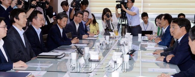 국회 외교통일위 소속 새누리당 의원들과 당 제2정조위원회(위원장 조원진) 소속 의원들이 31일 오전 윤병세 외교부장관과 김남조 통일부 차관이 참석하는   합동당정협의를 갖고 개성공단 정상화와 전시작전통제권 전환시기 재연기 문제에 대해 논의하고 있다. 박현구 기자phko@heraldcorp.com