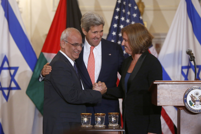 <YONHAP PHOTO-0079> Secretary of State John Kerry stands between Israel's Justice Minister and chief negotiator Tzipi Livni, right, and Palestinian chief negotiator Saeb Erekat, as they shake hands after the resumption of Israeli-Palestinian peace talks, Tuesday, July 30, 2013, at the State Department in Washington. (AP Photo/Charles Dharapak)/2013-07-31 01:33:17/ <저작권자 ⓒ 1980-2013 ㈜연합뉴스. 무단 전재 재배포 금지.>
Secretary of State John Kerry (center) stands between Israel’s Justice Minister and chief negotiator Tzipi Livni (right) and Palestinian chief negotiator Saeb Erekat, as they shake hands after the resumption of Israeli-Palestinian peace talks at the State Department in Washington on Tuesday.   AP-Yonhap News