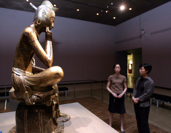 <YONHAP PHOTO-1159> 83호 반가사유상 미국 못간다 (서울=연합뉴스) 문화재청이 미국 전시를 위한 해외반출을 불허한 국보 제 83호 금동반가사유상. 2013.7.30 << 문화부 기사참조, 연합뉴스 DB >> photo@yna.co.kr/2013-07-30 16:39:32/ <저작권자 ⓒ 1980-2013 ㈜연합뉴스. 무단 전재 재배포 금지.>
“Pensive Bodhisattva,” a gilt-bronze Buddhist statue from the Silla Period (B.C. 57-A.D. 935), is on display at the National Museum of Korea.   Yonhap News