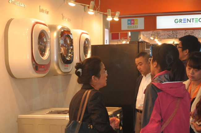 2단
Consumers in China look at Dongbu Daewoo Electronics’ wall-mountable washing machines in Shanghai.
Dongbu Daewoo Electronics