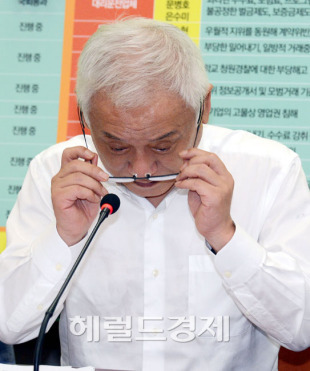 김한길(국회의원/민주당당대표)
김한길 민주당 대표가 31일 오후 4시30분 긴급 기자회견을 열고 국정원의 대통령 선거 개입과 관련 “8월1일 서울광장에 국민운동본부를 설치하는 등 이 시간부로 비상체제에 돌입하겠다"고 밝혔다.