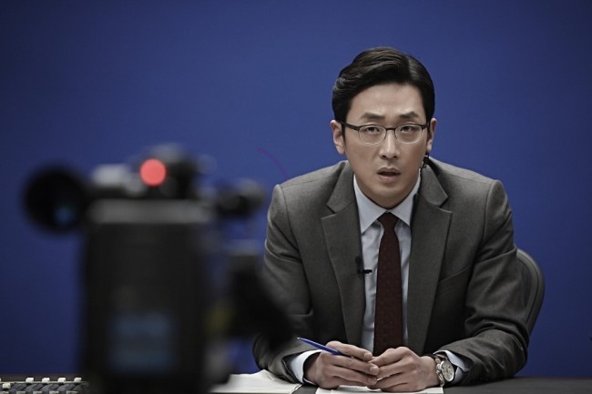 하정우(김성훈/영화배우)
2013년 충무로 최고 기대작인 “설국열차”와 흥행 보증 수표 하정우의 “더 테러 라이브”가 개봉일을 차례로 수요일로 옮기면서 이들의 극장가 맞대결은 피할 수 없게 되었다.