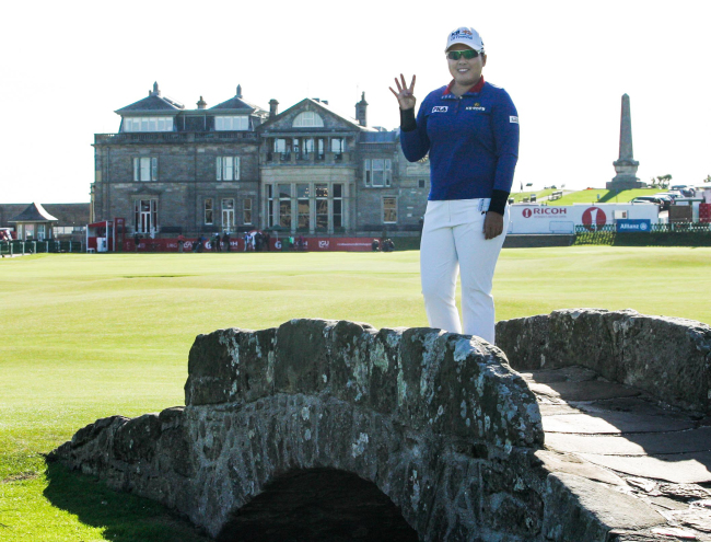 Korea’s Park In-bee poses for photos ahead of the Women’s British Open in St. Andrews, Scotland, Tuesday. (Yonhap News)