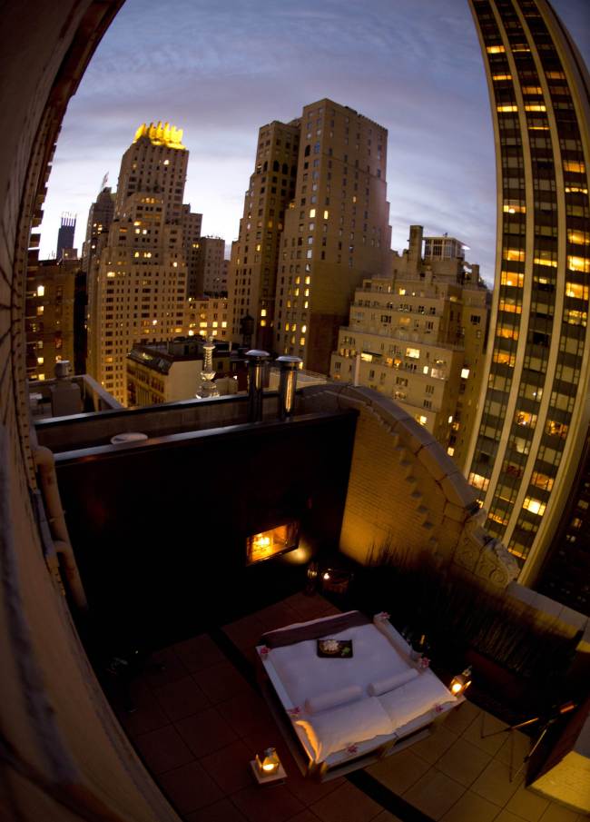 A view of a terrace bedroom atop the AKA Central Park Hotel July 24, 2013 in New York. (AFP-Yonhap News)