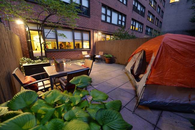 A tent on a brick patio of a ground floor room in the Affinia Gardens Hotel July 15, 2013 in New York. (AFP-Yonhap News)