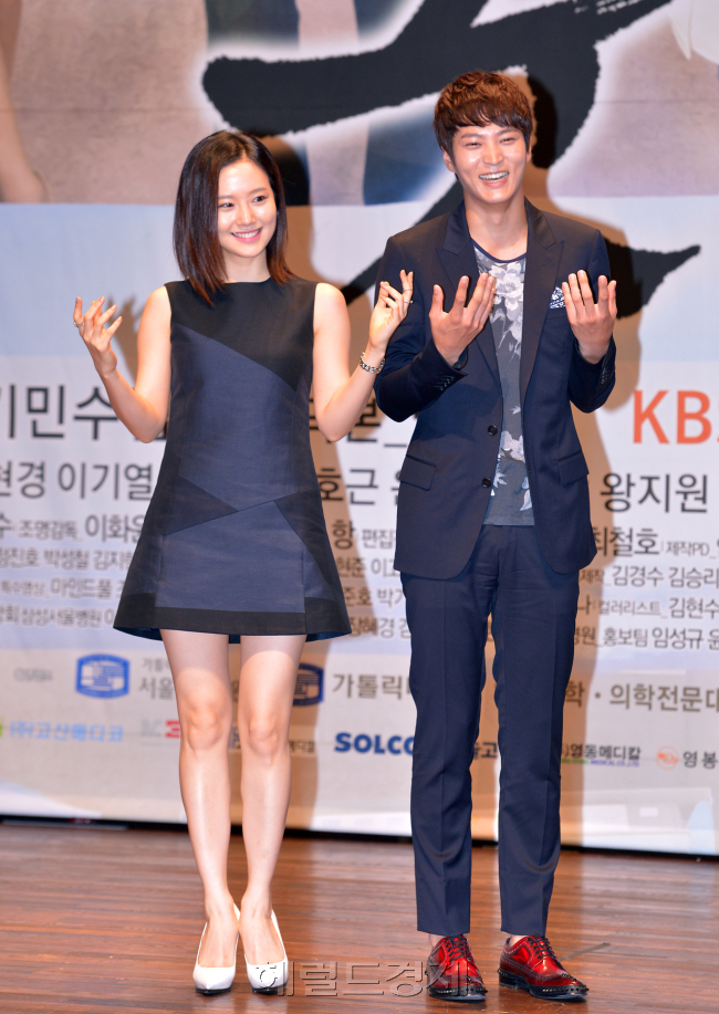 문채원(탤런트/영화배우),주원(문준원/탤런트/뮤지컬배우)
KBS 2TV 월화드라마 ‘굿닥터(연출 기민수, 김진우)’제작발표회가 31일 서울성모병원 마리아홀에서 진행됐다.