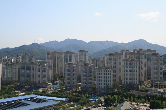 입주한지 20년 이상이 지난 1기신도시 아파트가 노후화돼 살기 불편해지자 신도시 주변 새 아파트에 대한 관심이 부쩍 늘었다. 평촌신도시와 인접한 의왕시의 포일자이 전경.