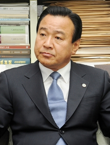 이완구(국회의원)
새누리당 이완구 의원(63)이 31일 국가정보원 대선개입 의혹의 진상규명을 촉구하는 촛불집회 참석자들에 대해 “지난 광우병 (촛불집회) 때도 했던 분들”이라고 말했다.