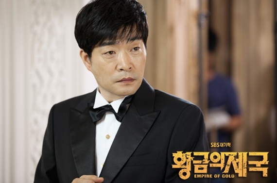 손현주(탤런트/영화배우)
요즘 드라마는 ‘악역천하’다. 종류도 각양각색이다. 공감형 악역, 뻔뻔한 악역, 돌이라도 던지고픈 악랄한 악역. 하지만 그 뒤로는 하나같이 이중적인 모습이다. 선한 얼굴 뒤에 악랄한 본성을 숨기고 있거나, 악한 모습 뒤로 연약한 모습을 감춘 ‘반전 캐릭터’다.