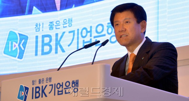 IBK기업은행 창립 52주년 기념식이 1일 오전 서울 중구 을리로 본사 강당에서 열려 조준희 IBK기업은행장이 기념사를 하고 있다.<br />김명섭 기자 msiron@heraldcorp.com
IBK기업은행 창립 52주년 기념식이 1일 오전 서울 중구 을리로 본사 강당에서 열려 조준희 IBK기업은행장이 기념사를 하고 있다.
김명섭 기자 msiron@heraldcorp.com