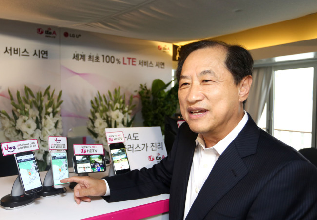 이상철(기업인/전대학총장/LG유플러스대표이사부회장/한국산업융합협회회장)
가뜩이나 뜨거운 이동통신업계가 요새 LG유플러스 때문에 용광로 같다. 3G가 섞이지 않은 세계 최초 100% LTE 전략을 밀어붙이니 고객들의 관심은 뜨겁고 경쟁사들의 속내는 끓어 오른다.