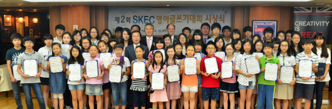 SKEC영어글쓰기대회 시상식<br />이상섭 기자. babtong@heraldcorp.com
SKEC영어글쓰기대회 시상식
이상섭 기자. babtong@heraldcorp.com
SKEC영어글쓰기대회 시상식
이상섭 기자. babtong@heraldcorp.com