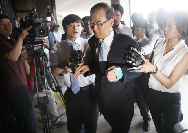 전군표(전정무직공무원)
Jeon Goon-pyo, former chief of the national tax agency, arrives at the Seoul Central District Prosecutors' Office in southern Seoul on Thursday. (Yonhap News)