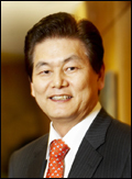 이상운(기업인/효성대표이사부회장)
이상운<사진> 효성그룹 부회장은 1일 본격적인 여름 휴가철을 맞아 임직원들에게 “진정한 휴식은 심신 재충전과 함께 일상에서 벗어나 자신이 가야 할 방향을 재조정하는 시간을 갖는 것”이라고 당부했다.