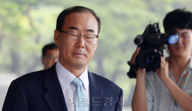 CJ그룹에서 세무조사 무마 청탁과 함께 금품을 받은 혐의를 받고 있는 전군표 전 국세청장이 1일 오전 서울 중앙지검으로 출석하고 있다.<br />김명섭 기자 msiron@heraldcorp.com
CJ그룹에서 세무조사 무마 청탁과 함께 금품을 받은 혐의를 받고 있는 전군표 전 국세청장이 1일 오전 서울 중앙지검으로 출석하고 있다.
김명섭 기자 msiron@heraldcorp.com