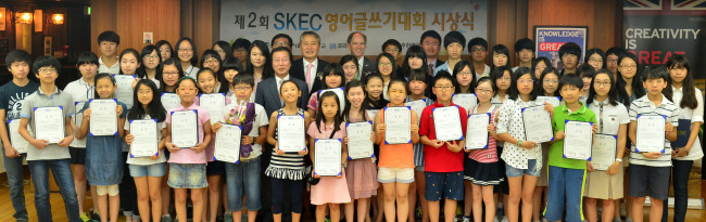 Winners of the second biannual Seoul National University of Education-Korea Herald English Contest pose during the award ceremony at the British ambassador’s residence in Seoul on Wednesday. Among them are Lee Young-man (center, second row), CEO and publisher of Herald Corp.; Shin Hang-gyun, president of SNUE (in pink tie, back row); and British Ambassador to Seoul Scott Wightman (Shin’s right).   Lee Sang-sub/The Korea Herald