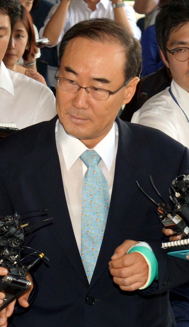 Jeon Goon-pyo, former commissioner of the National Tax Service, appears at the Seoul Central District Prosecutors’ Office on Thursday. He was questioned over suspicions that he took kickbacks from CJ Group in return for providing favors during a tax audit into the local food and entertainment conglomerate in 2006. (Related story on Page 3)   Kim Myung-sub/The Korea Herald