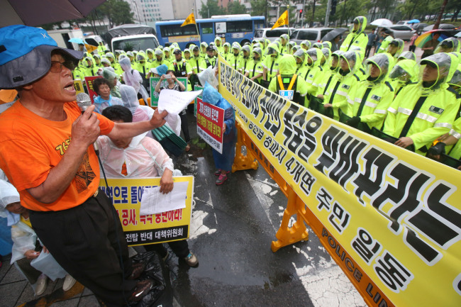 Miryang residents protest in front of the National Assembly in Seoul on July 11 against a plan to build a high-voltage power line connecting Shin-Kori 3 nuclear power plant in Ulsan and a substation in Changnyeong.   Yonhap News