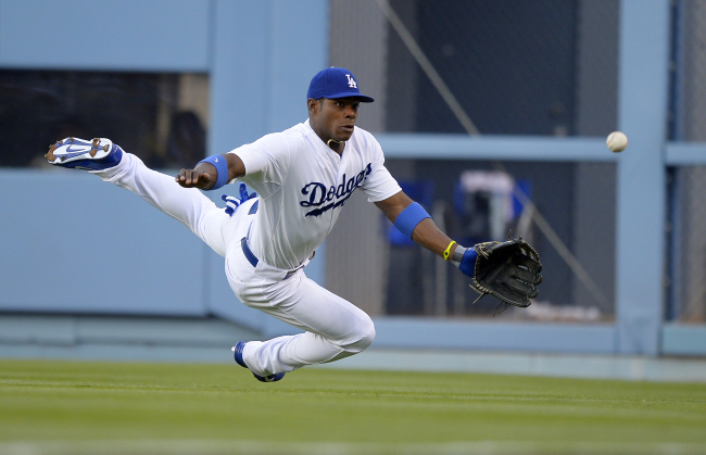 Dodgers right fielder Yasiel Puig attempts a diving catch on Wednesday.   AP-Yonhap News