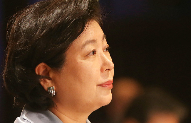 현정은(기업인/현대그룹회장)
South Korea gave the nod Thursday for a group of business people to visit the Mount Geumgangsan resort on North Korea’s east coast to hold a memorial service for late Hyundai Group chairman Chung Mong-hun.