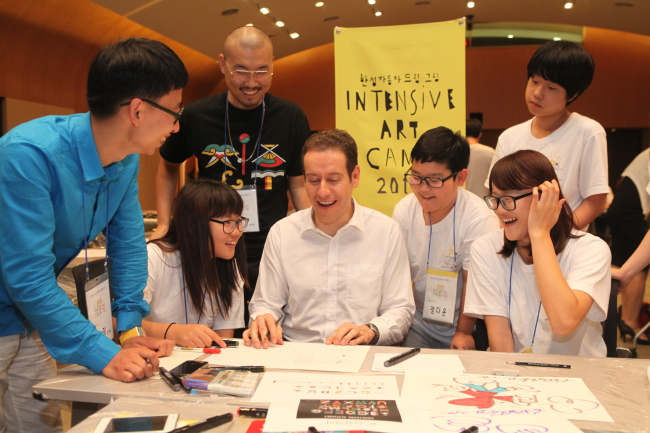 Han Sung Motor CEO Ulf Ausprung (center) participates in a painting program held on Tuesday at Konjiam Resort in Gyeonggi Province.   Han Sung Motor