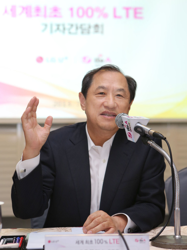 이상철(기업인/전대학총장/LG유플러스대표이사부회장/한국산업융합협회회장)
LG Uplus CEO Lee Sang-chul gives a speech at a meeting with reporters Wednesday.   LG Uplus