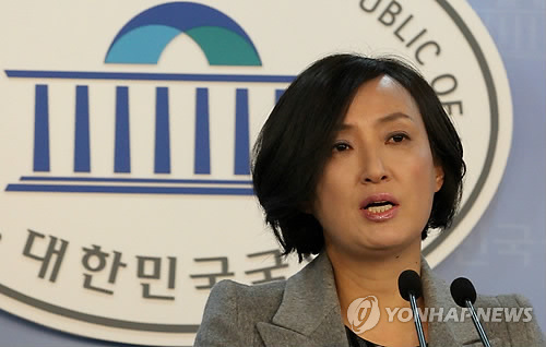 차영(정당인/전기업인)
Cha Young, 51, former spokeswoman of the then-Democratic United Party, has filed a paternity suit against Cho Hee-jun, 48, former chairman of the daily newspaper Kookmin Ilbo, claiming that she gave birth to his son.